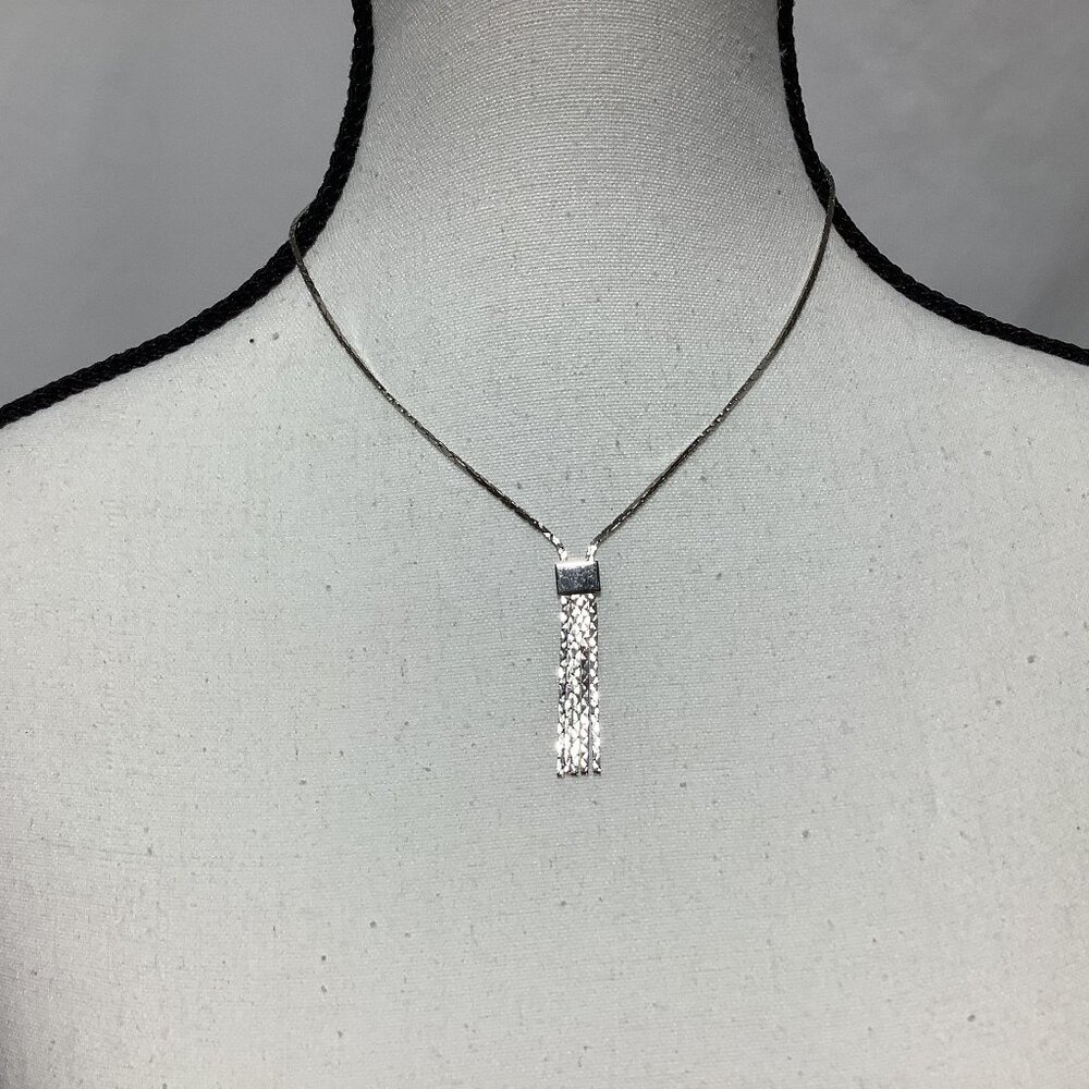 AVON-VINTAGE 1970'S SLIVER TONE MINIMALIST FRINGE DANGLE PENDANT NECKLACE- 16"